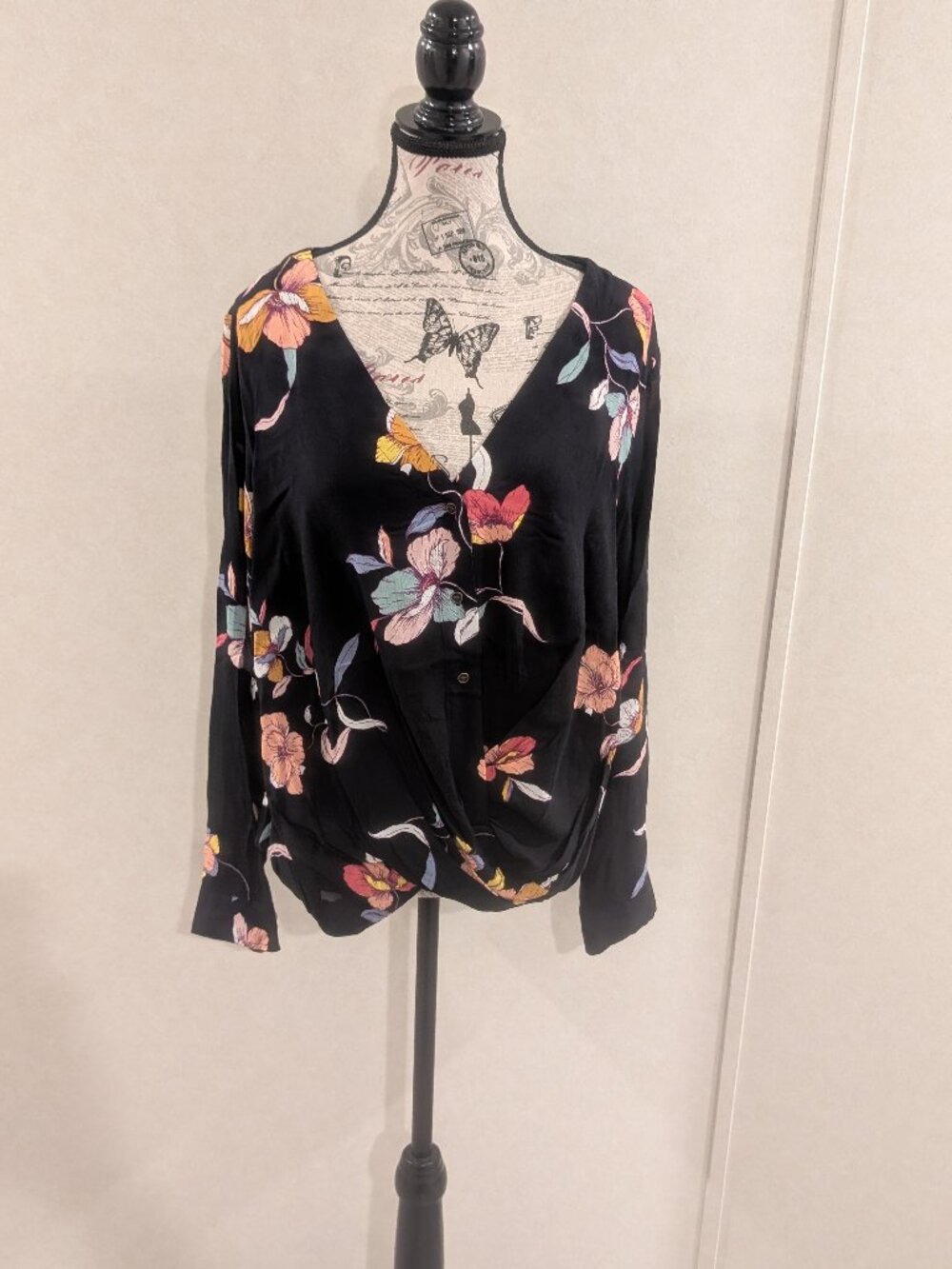 a.n.a Black Floral Wrap Front Tunic Blouse L Rayon V-Neck Surplice Boho - Picture 1 of 10